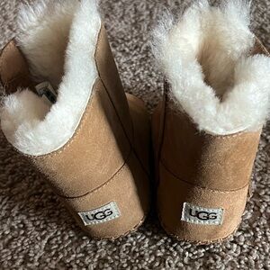 Baby Uggs size 4/5 worn once brand new